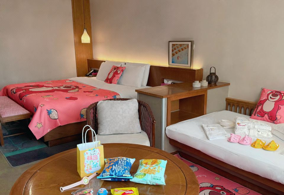 Nice·莓好时光亲子房（草莓熊主题）