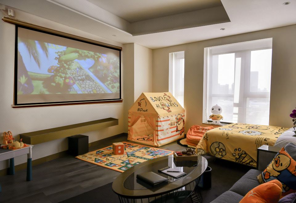 两卧家庭套房IBDUCK小黄鸭主题房|巨幕观影