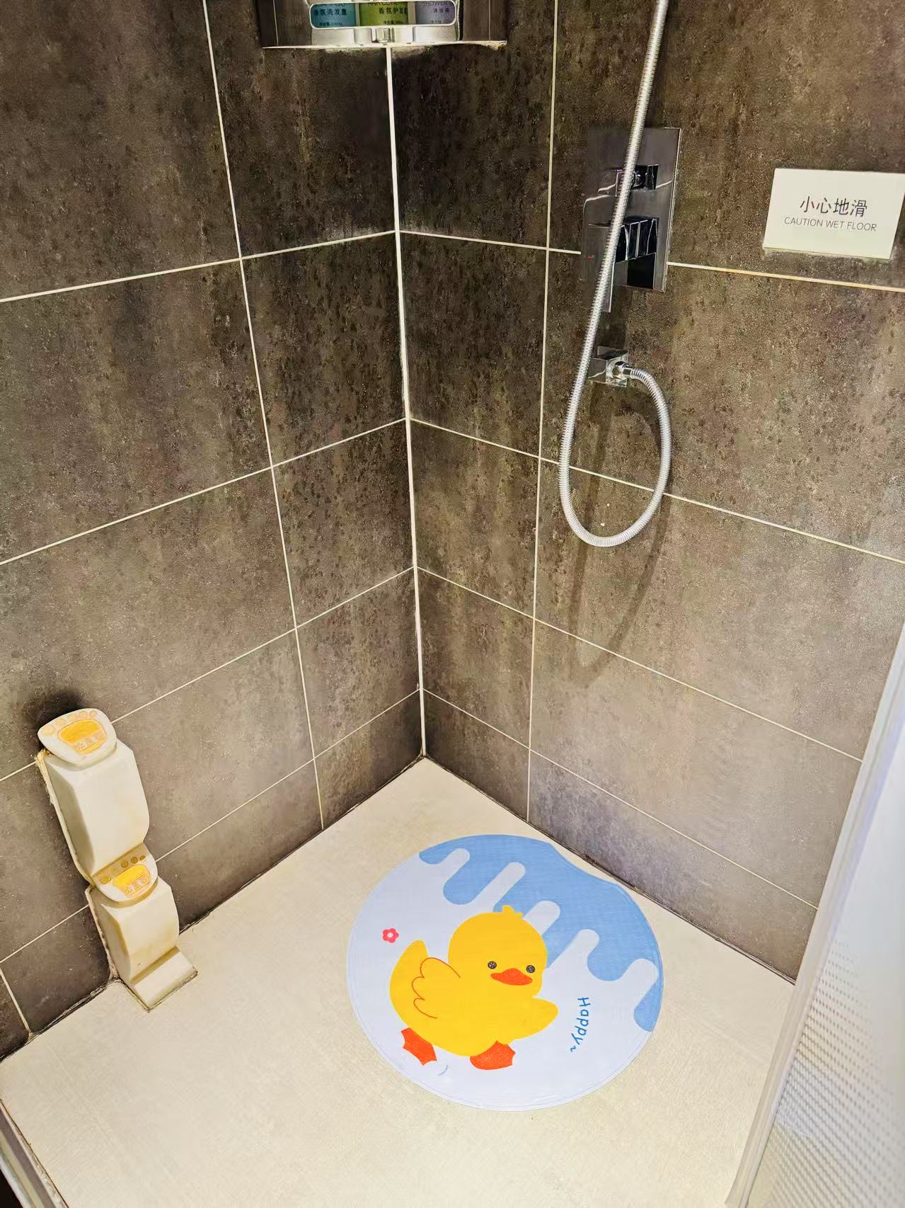 欢乐亲子家庭房（明亮外窗+桌游棋牌+小冰箱）