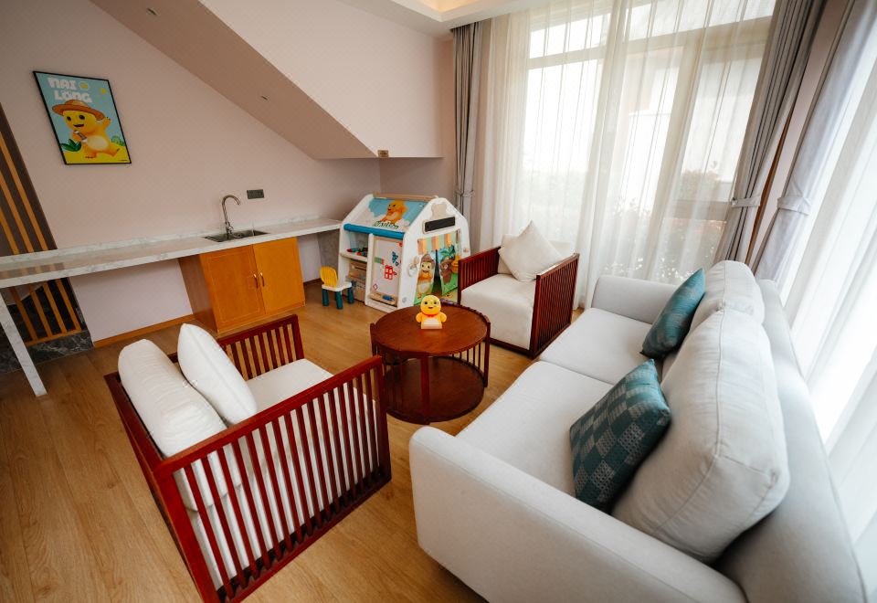 複式雙卧親子別墅（奶龍）|落地窗庭院近景+獨立客廳