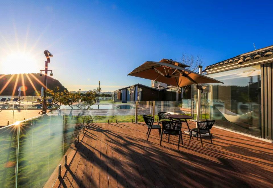 轻奢江景大床房B