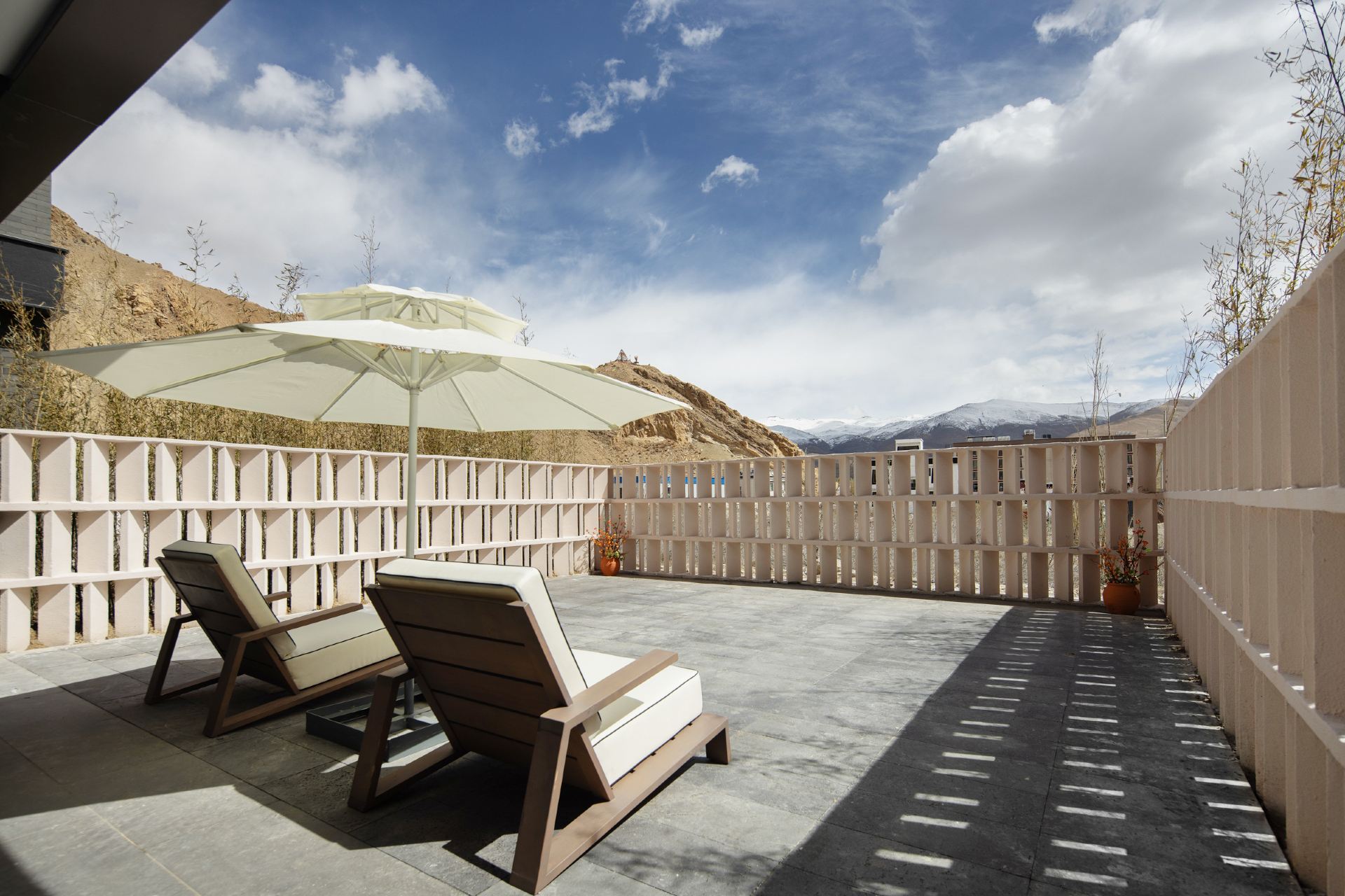 Extreme Horizon Oxygen-Enriched Suite with Mountain View (Heated Flooring + Scenic Balcony + Relaxing Massage Chair)