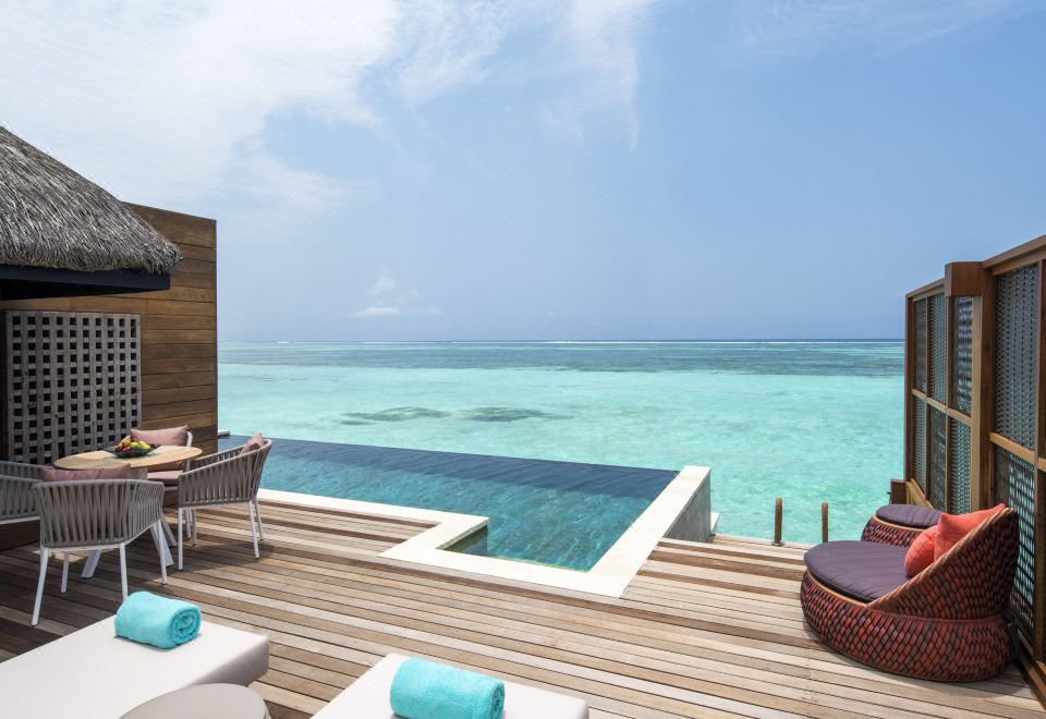 帶泳池的日出家庭水上別墅