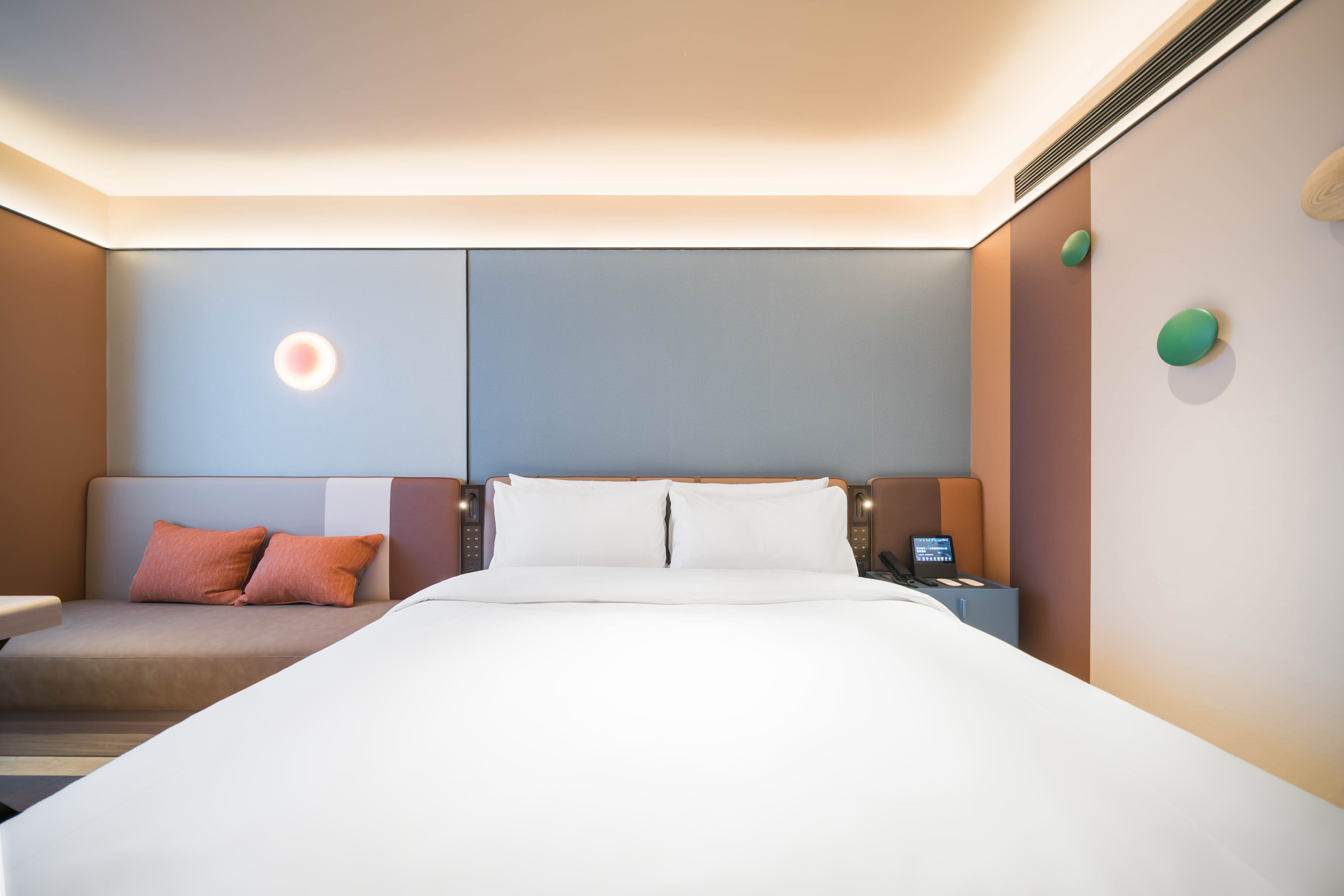 精选大床房（智能客控+65寸投屏电视+小冰箱）