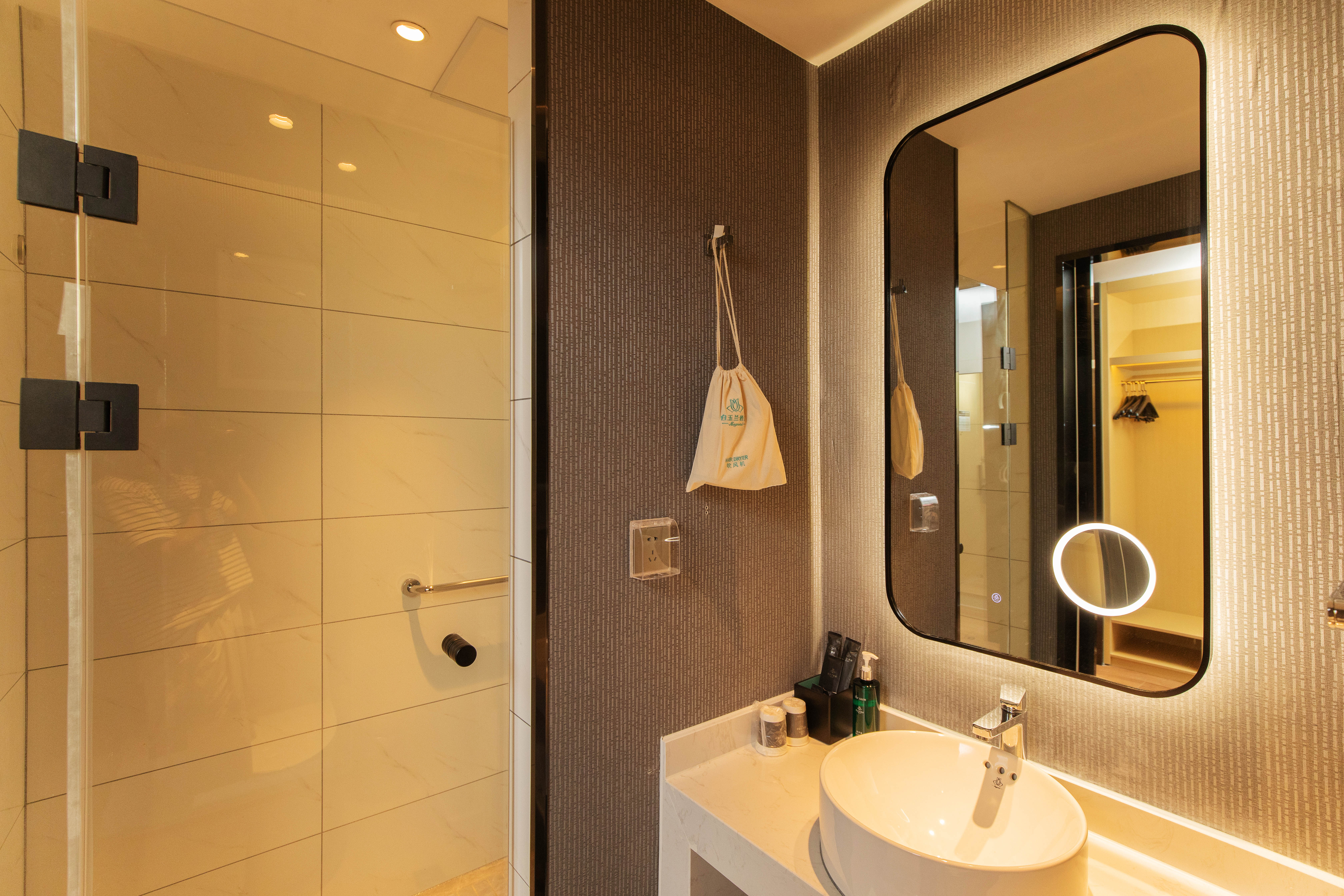 影音悦享静雅大床房【高清投影+腾讯VIP+可投屏】