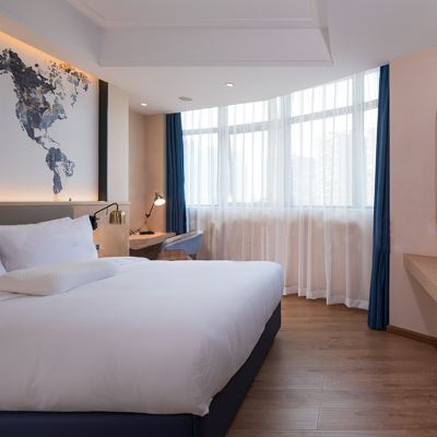 尊享大床房【會客廳+沙發茶几組合+智能客控】 凱里亞德酒店（河源萬隆城店）優惠