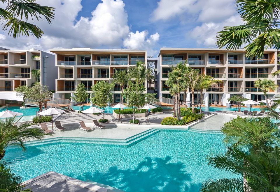 윈덤 그랜드 나이한 비치 푸켓의 야외 수영장