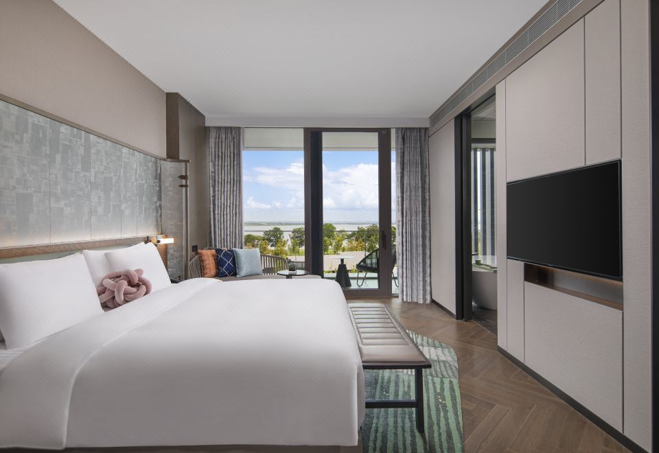 豪华大床湖景房