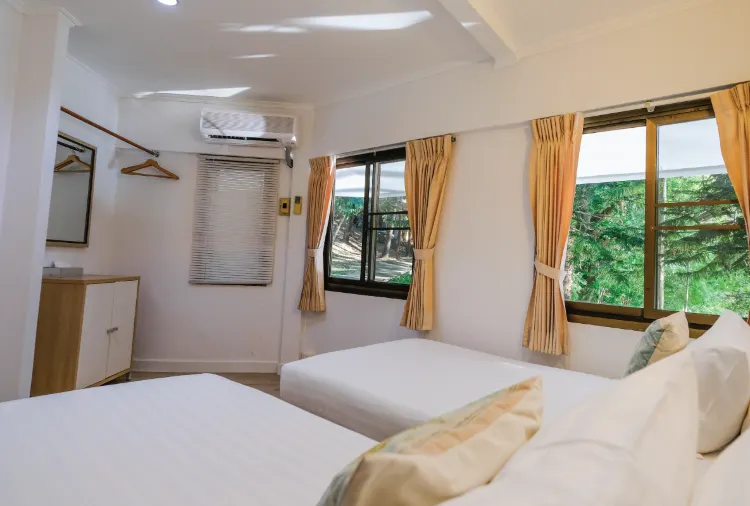 ห้องเตียงใหญ่พร้อมระเบียงหรือลานระเบียง