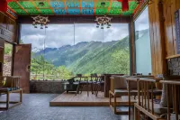 A cost-effective homestay where you can lie in bed and gaze at the Siguniang Mountain