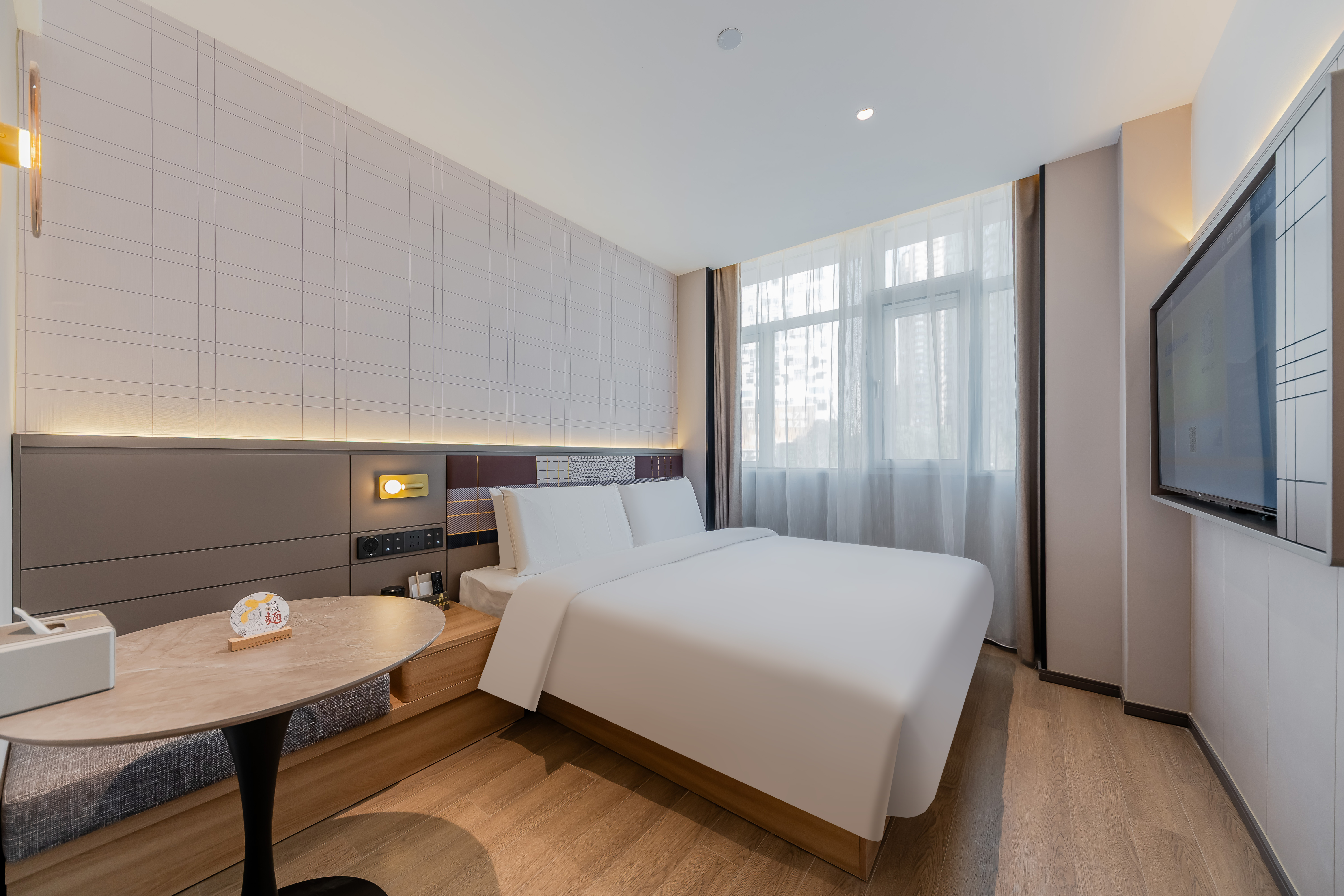 高级大床房（智能客控+手机投屏+徕芬吹风机）