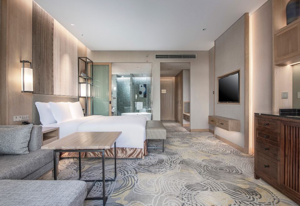 高级大床房（带阳台）