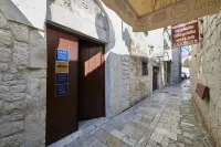 Palace Central Square Hotel di 