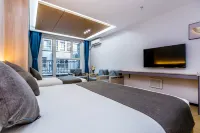 Shengyi Light Luxury Hotel (Chengde South Station Store)