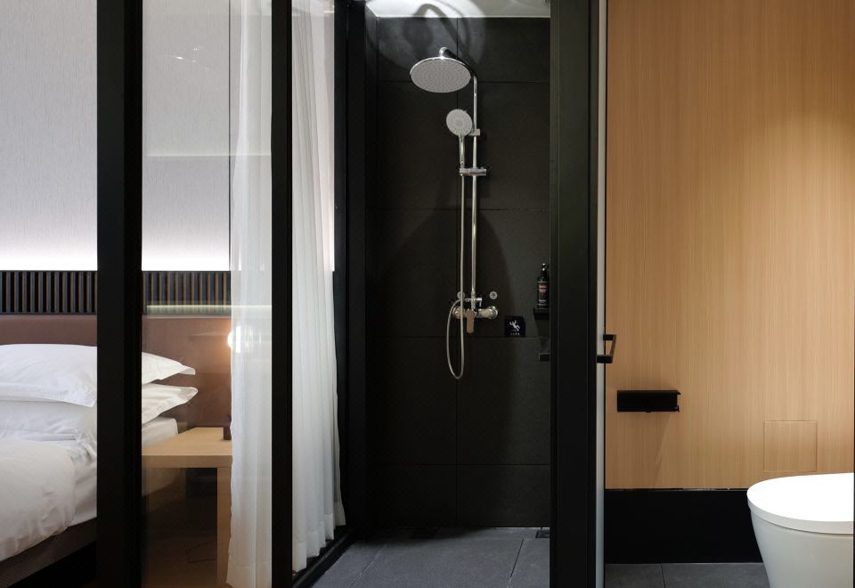 高级街景大床房【城市街景+mini吧+智能马桶】