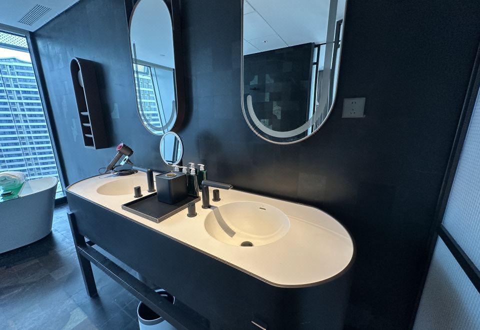 豪華精品房（超大床+江景）