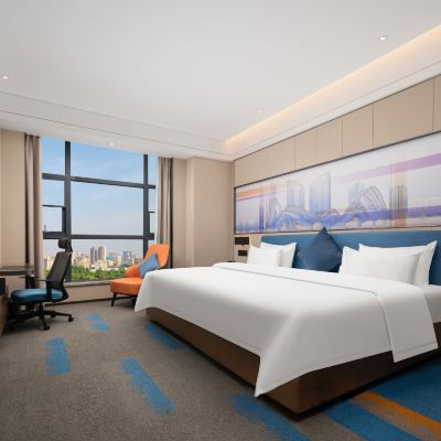 好萊塢超大床房（全景落地窗享城市美景+手機投屏） 武漢光谷一路希爾頓歡朋飯店優惠
