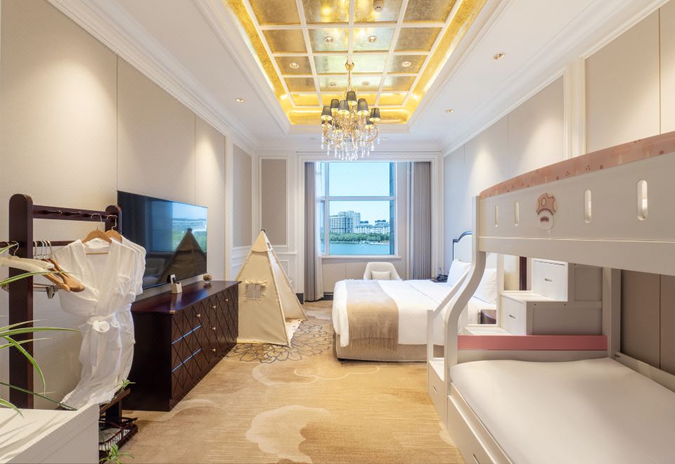 童趣湖景家庭房【大床+上下铺+小童玩具】