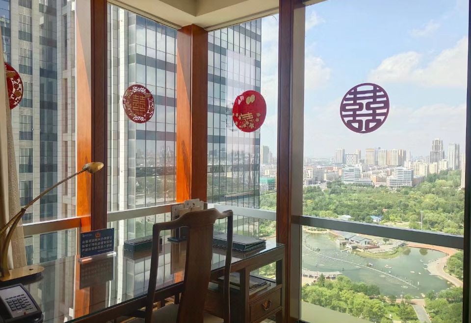 雍貴套房（大空間+特大床+紅木傢俱+會客區）