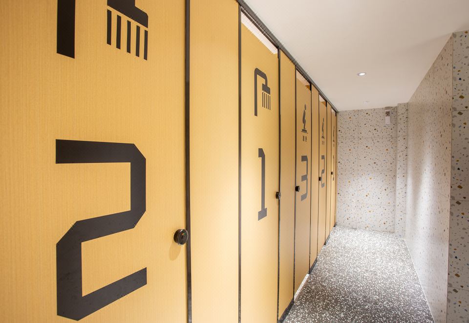 Likeyou男生六人間「負離子吹風機+品牌洗護+大廳觀影」