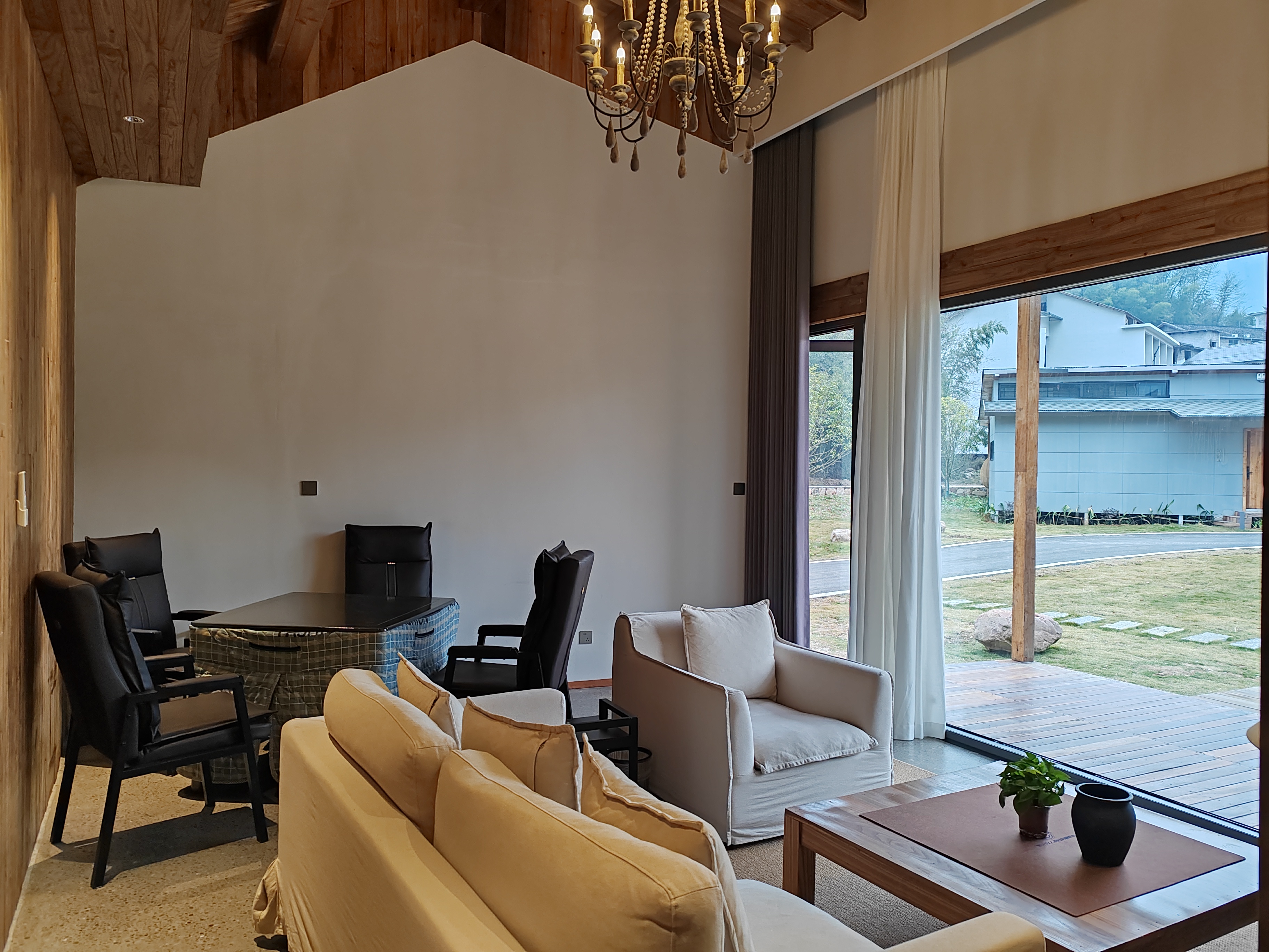 朱里丨一室一厅双床亲子间「麻将机＋会客区＋藤编吊椅」