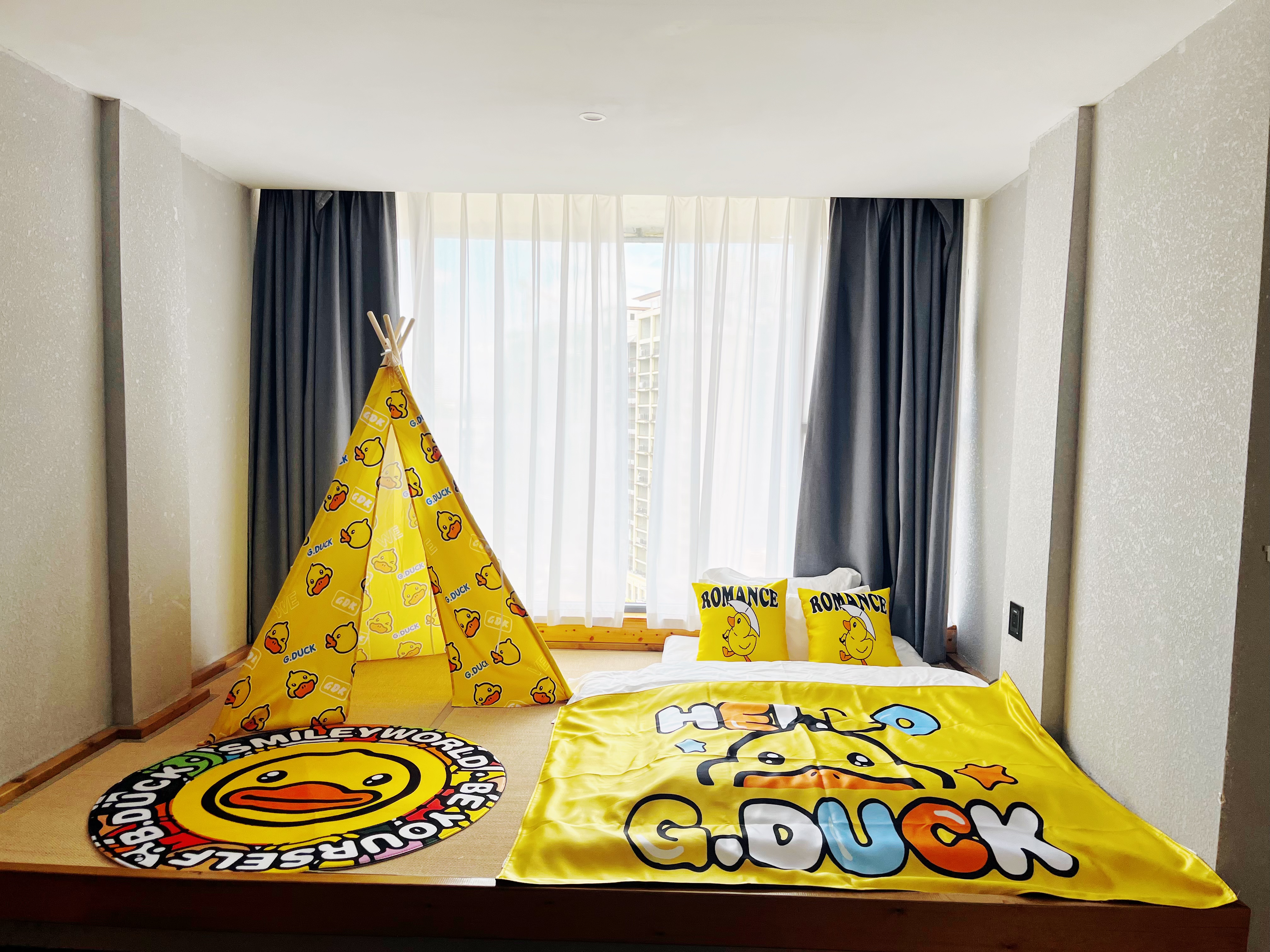 黄小鸭主题亲子房.露台观景浴缸套房