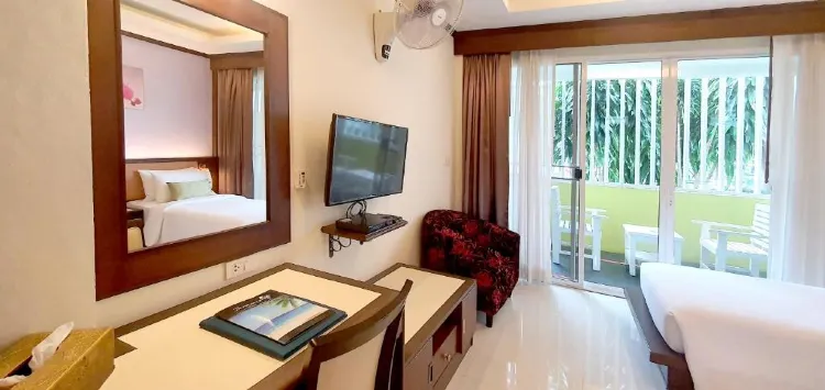 ห้องเตียงใหญ่ พร้อมระเบียง