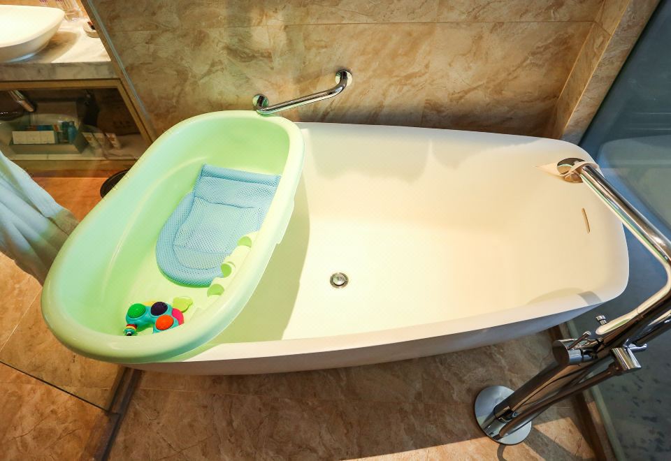 Kempinski Hotel Beijing Lufthansa CenterDeluxe Family Friendly Room (Double Bed)