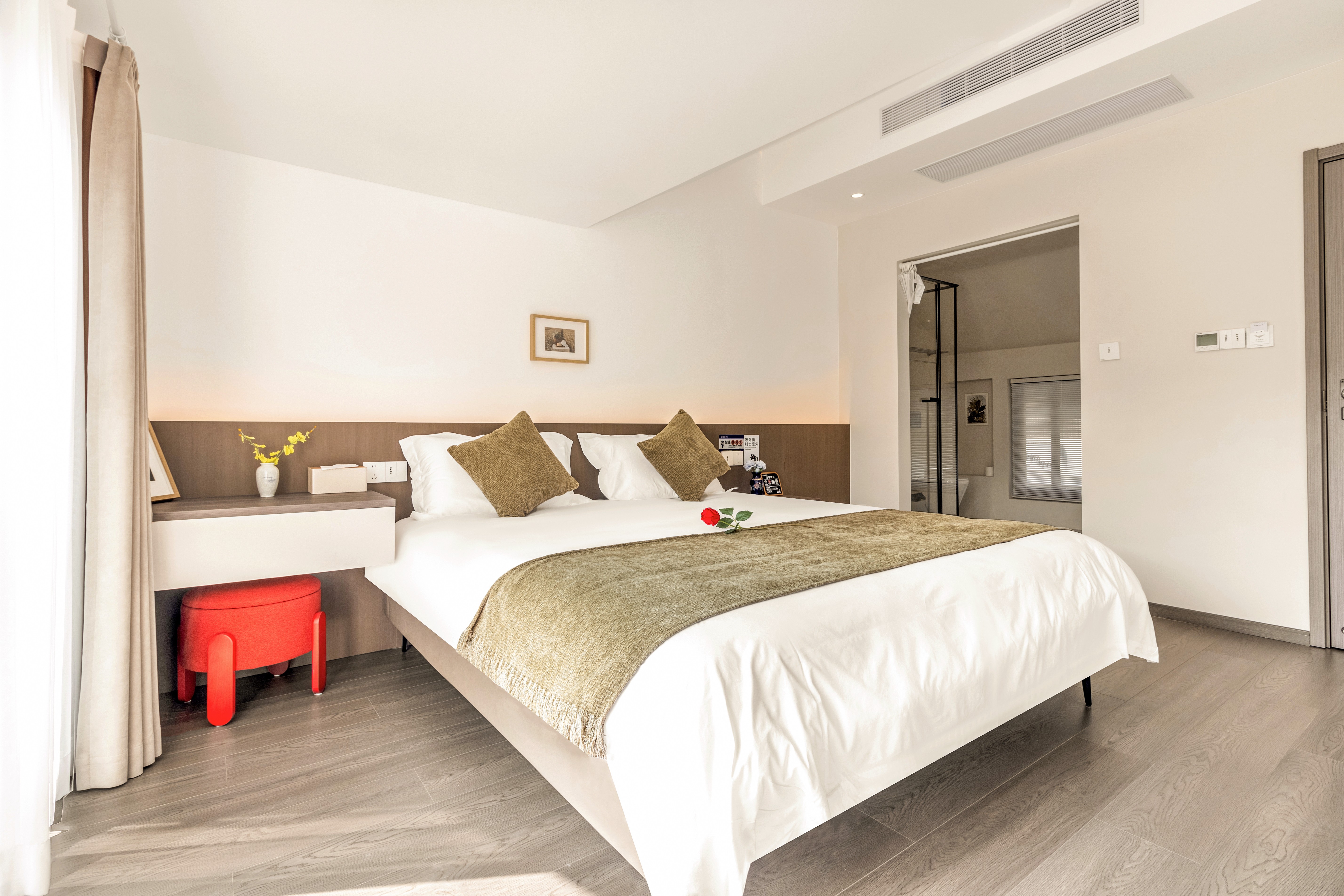 静谧舒适大床房丨中央约克水空调+可投屏智能电视+观景大阳台+户外桌椅