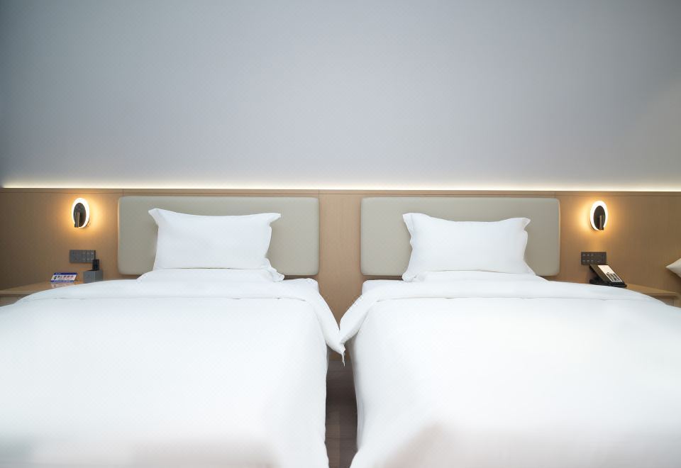 Luxurious Delight Twin Room With Memory Mattress And Smart Control