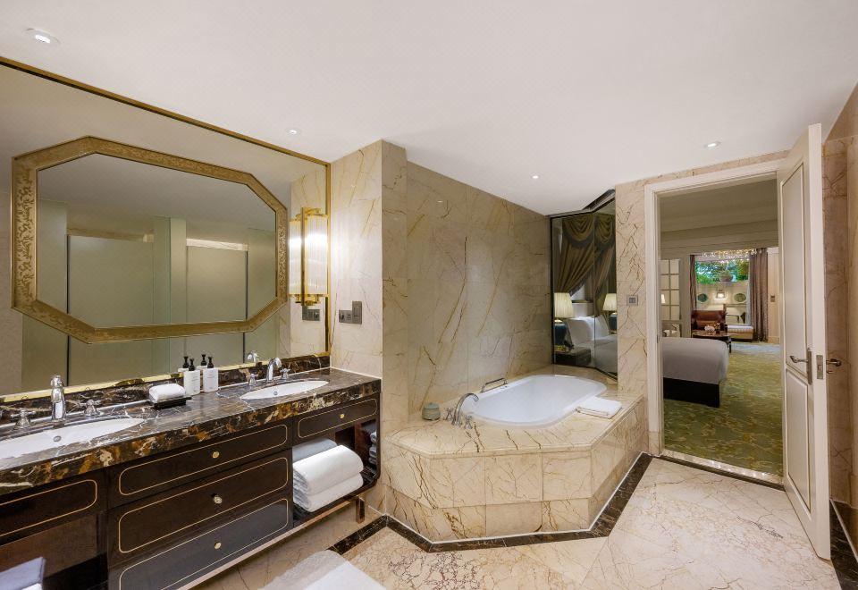 InterContinental Chengdu Global CenterBuilding E One-Bedroom Suite - Courtyard View