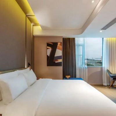 雅緻大床房（Mini小冰箱+投屏電視） 廈門機場五緣灣亞朵飯店優惠