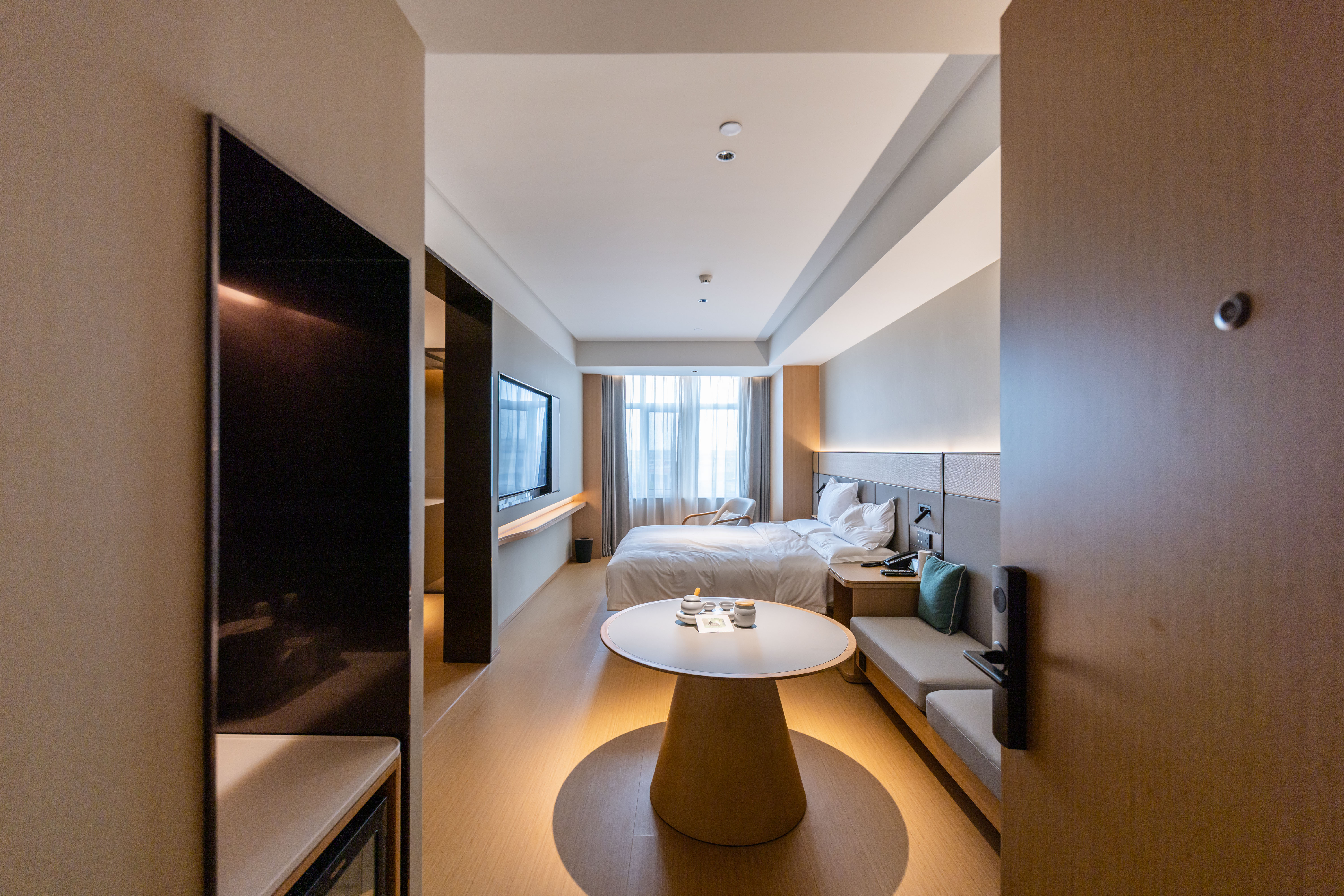 商务大床房【投屏电视+迷你冰箱+休闲茶具+品牌洗护】