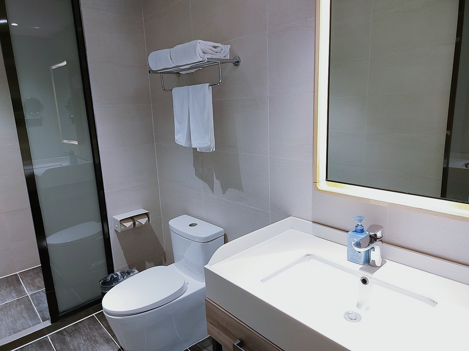 高级特大床房（金可儿床垫+记忆枕+电视投屏）