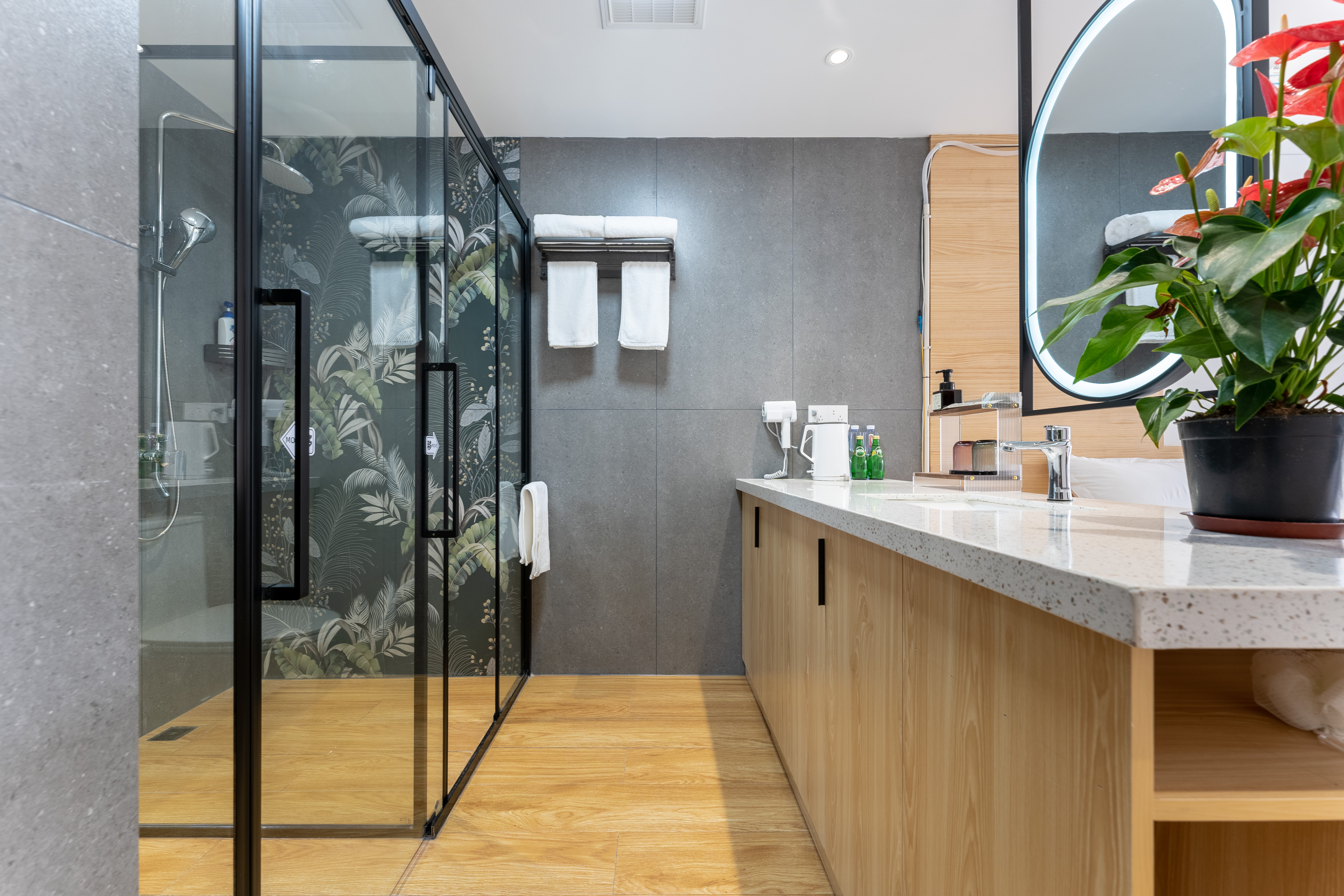 东井·家庭房丨小冰箱+临河茶台+古桥河景