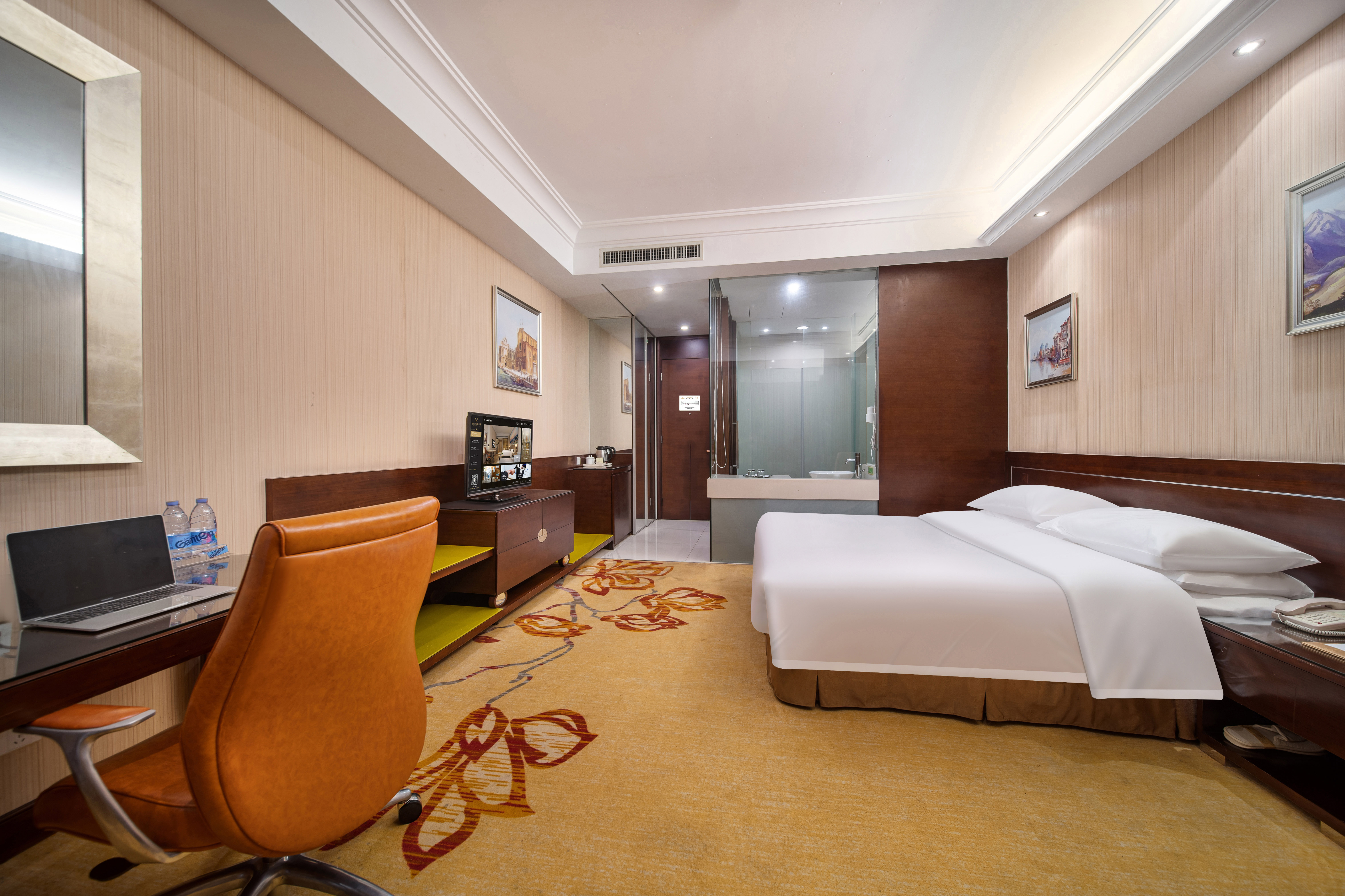 Vienna International Hotel (Shenzhen South China City Wanda Plaza)Superior King Room (Zero Pressure Mattress Executive Desk)