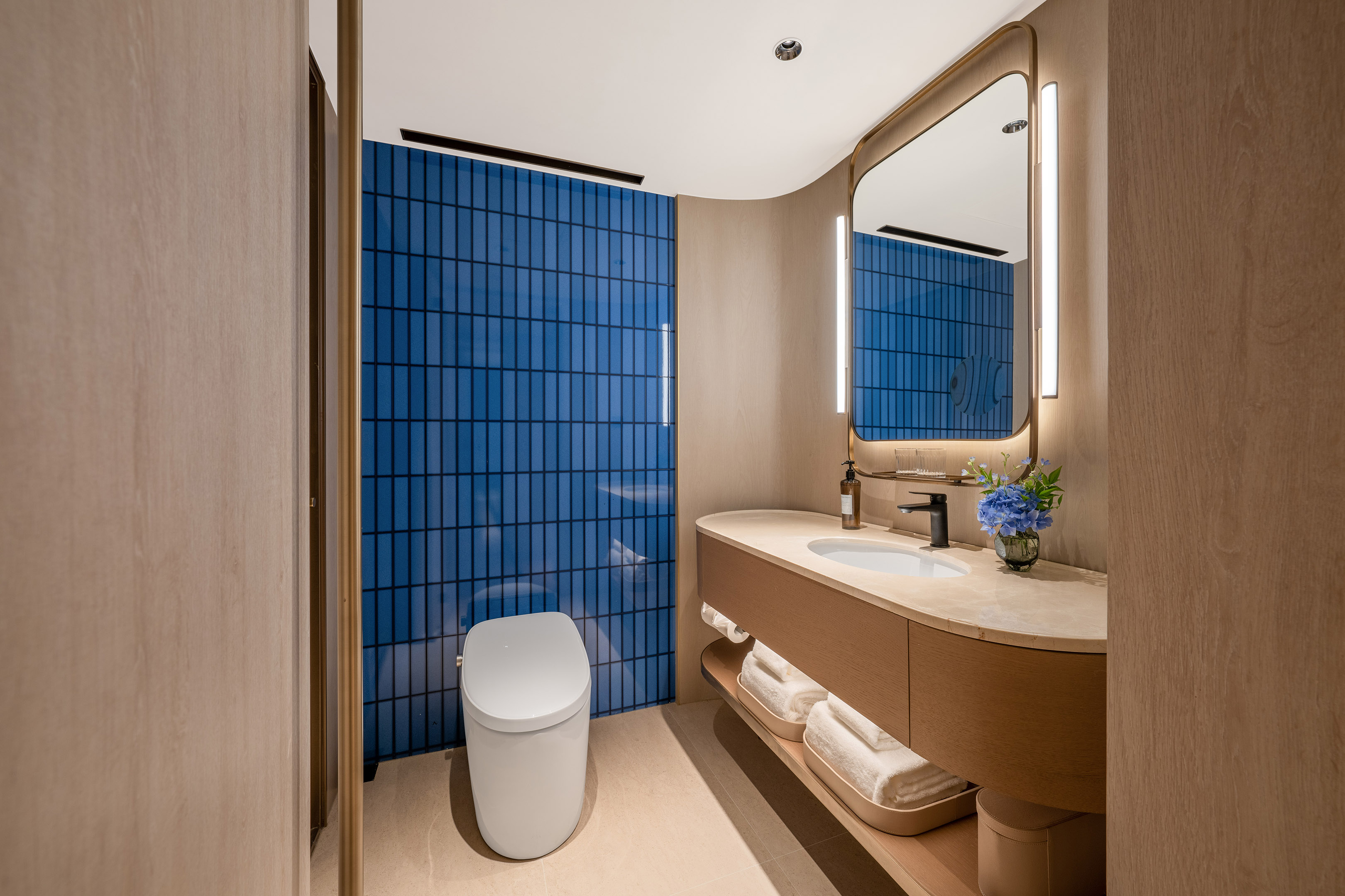 经济大床房（智能客控+小冰箱+65寸投屏电视+零压床垫）