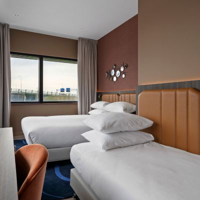 三人房，一張特大床和一張單人床，客房，一張特大床 阿姆斯特丹科倫登廣場史基浦機場酒店優惠