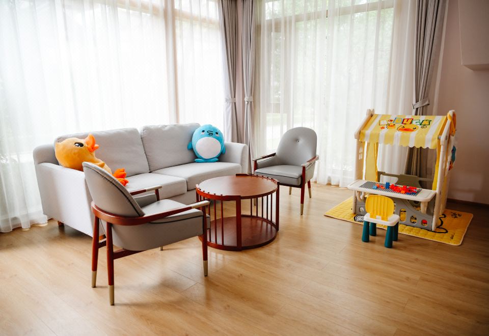 複式雙卧親子別墅（小黃鴨）|落地窗庭院近景+獨立客廳