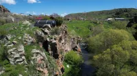 House by the River のホテル