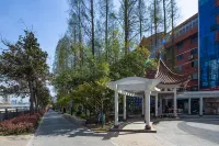 Ya Duo ATOUP 360° Cloud City View AI Smart Hotel (Shiyan Wuyan Pedestrian Street Branch) Hotel a 