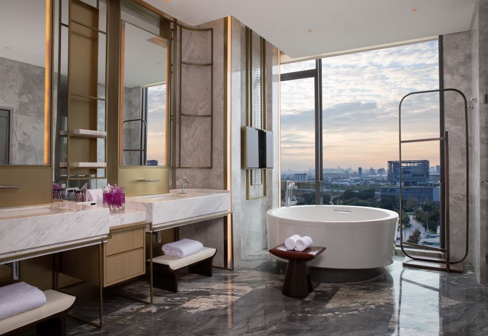 Crowne Plaza Foshan NanhaiPresidential Suite With Connecting Rooms