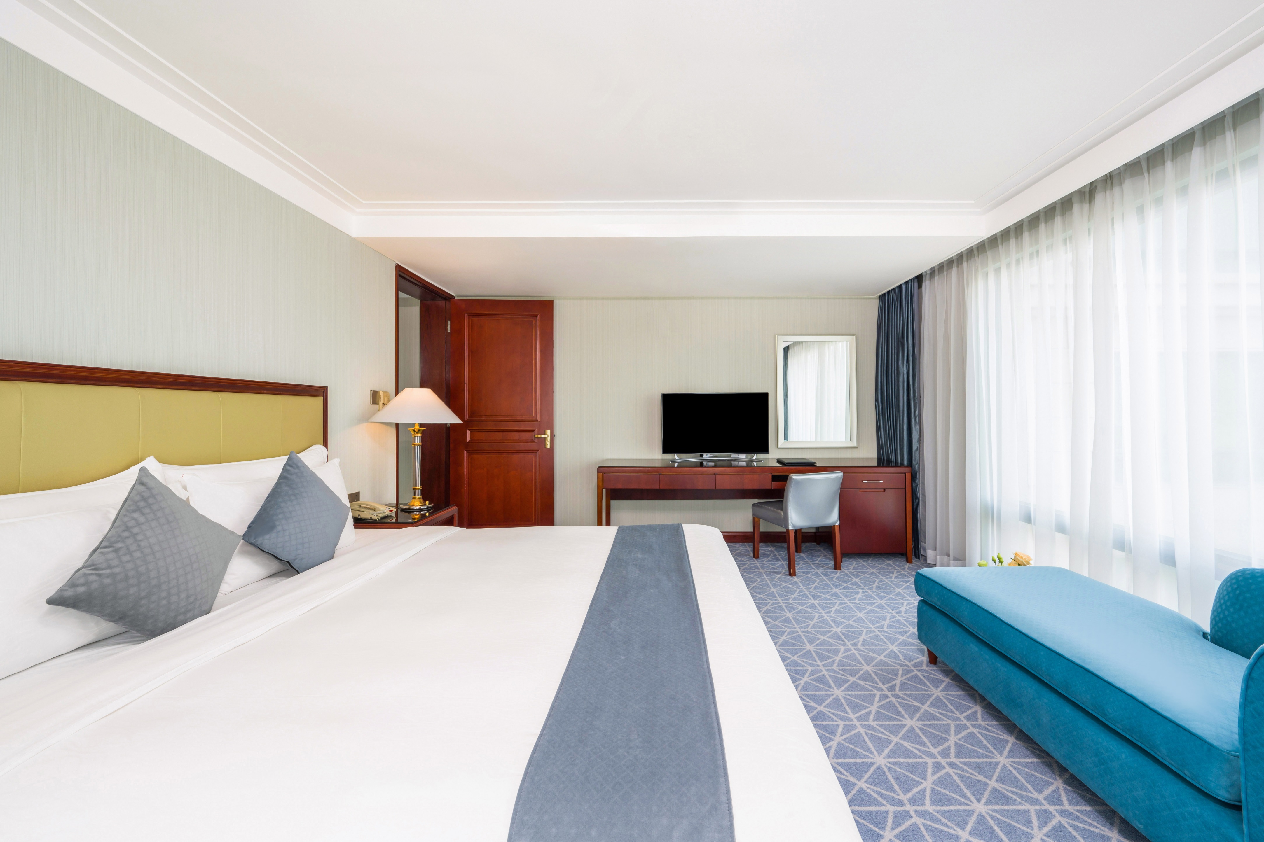 豪华套房 多功能客厅 180度落地窗