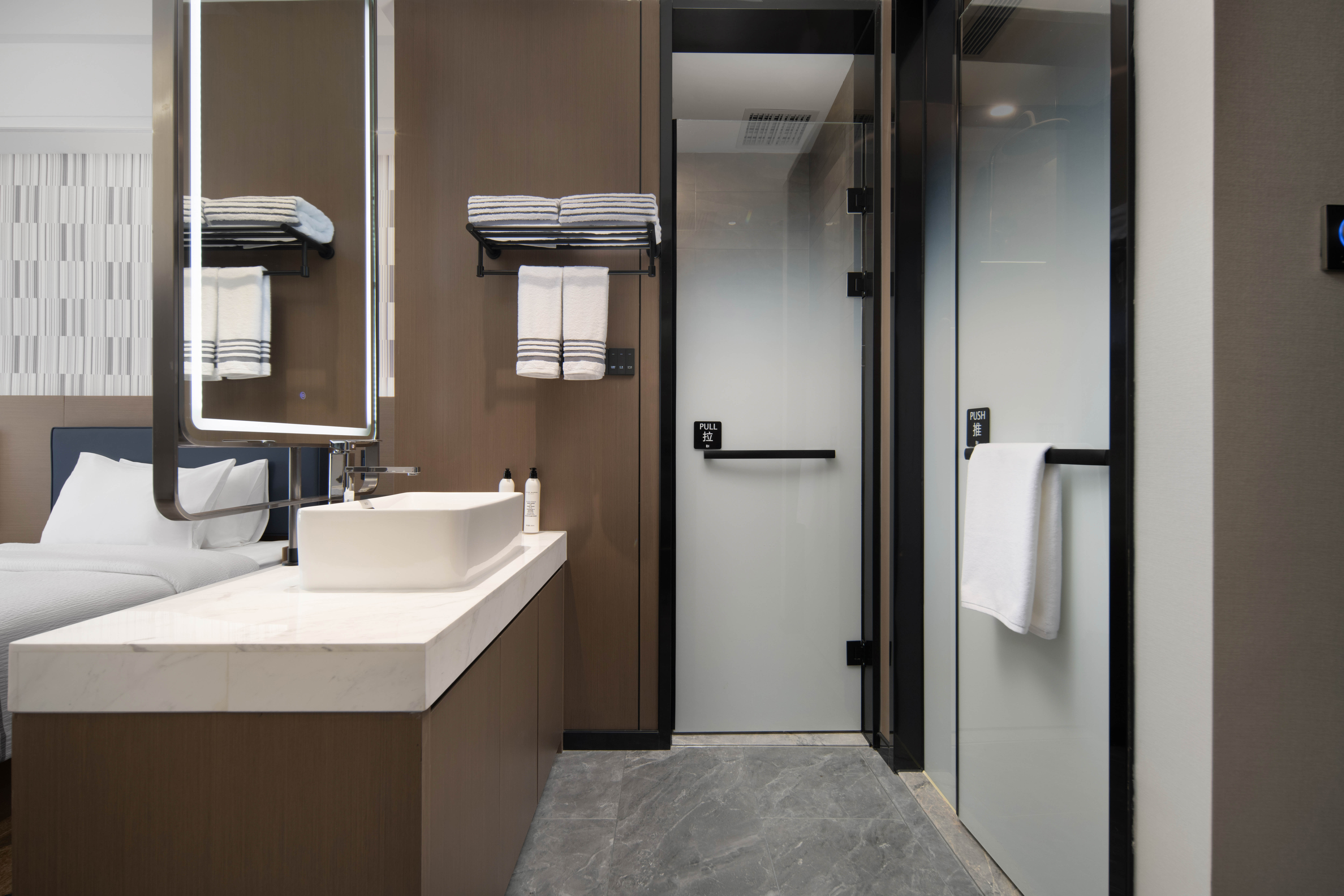 豪华双床房（景观落地窗+加湿器+金可儿床垫+智能投屏）