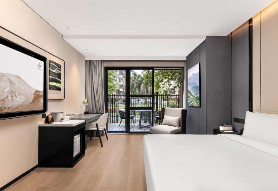 A Few Wood Courtyard Double Bed Room