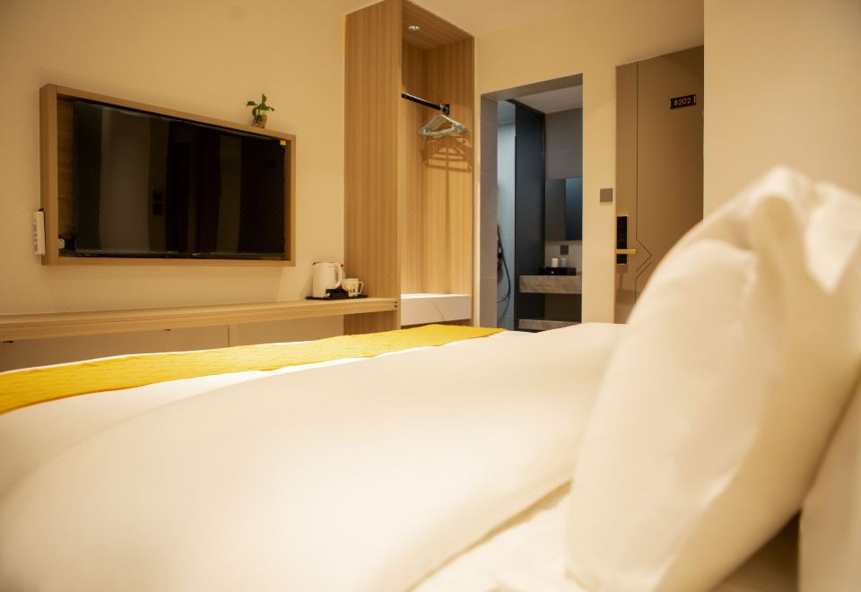 Qiuyu Suspended Double Bed Room