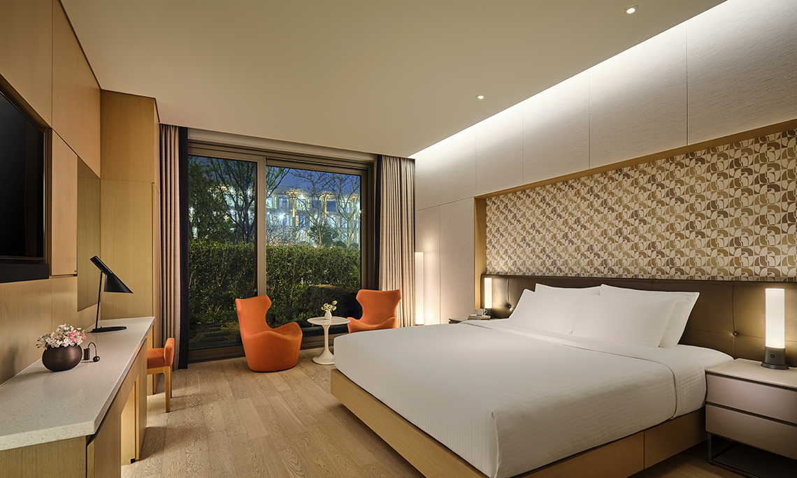 庭院景豪华特大床房