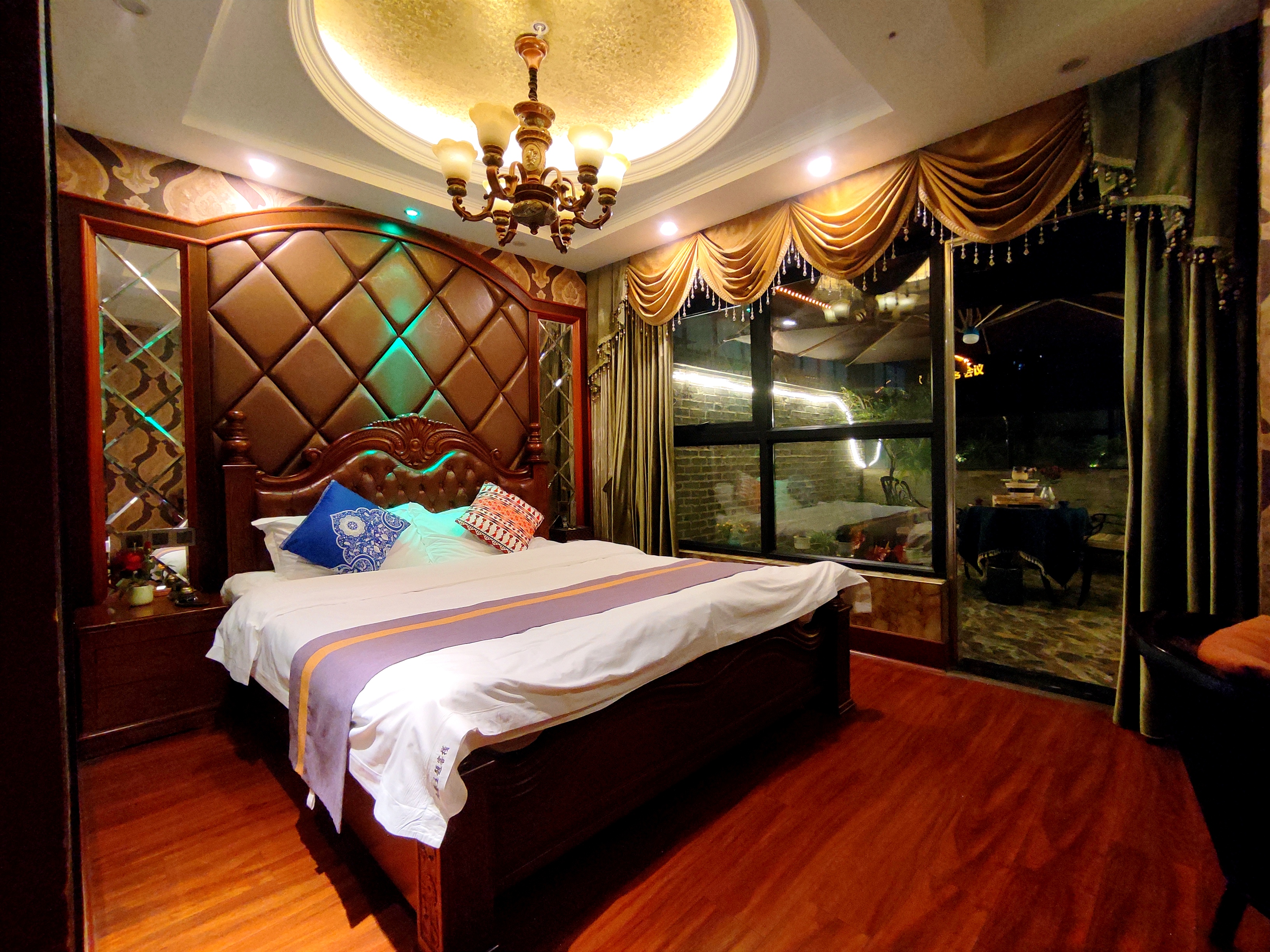 Garden Deluxe Smart Room