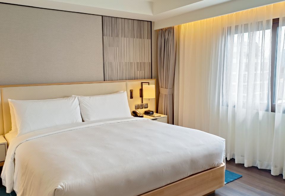 Marriott Executive Apartments Bangkok, Sukhumvit 50One-Bedroom King Suite With Balcony And City View