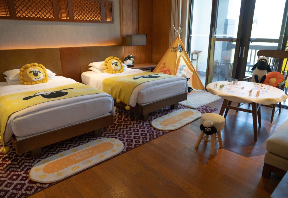 Jinmao Purelax Lijiang, The Unbound Collection By HYATTSHAUN THE SHEEP Happy Holiday Themed Hotel Rooms Twin Beds